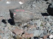 Il masso con la scritta dove si lascia il sentiero