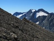 Dietro il grande ometto Croce Rossa e Arnas