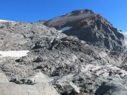 La bastionata rocciosa che precede il fronte del ghiacciaio
