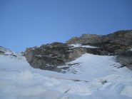 Insieme della via che segue il bordo roccioso inferiore