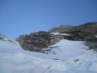 Insieme della via che segue il bordo roccioso inferiore