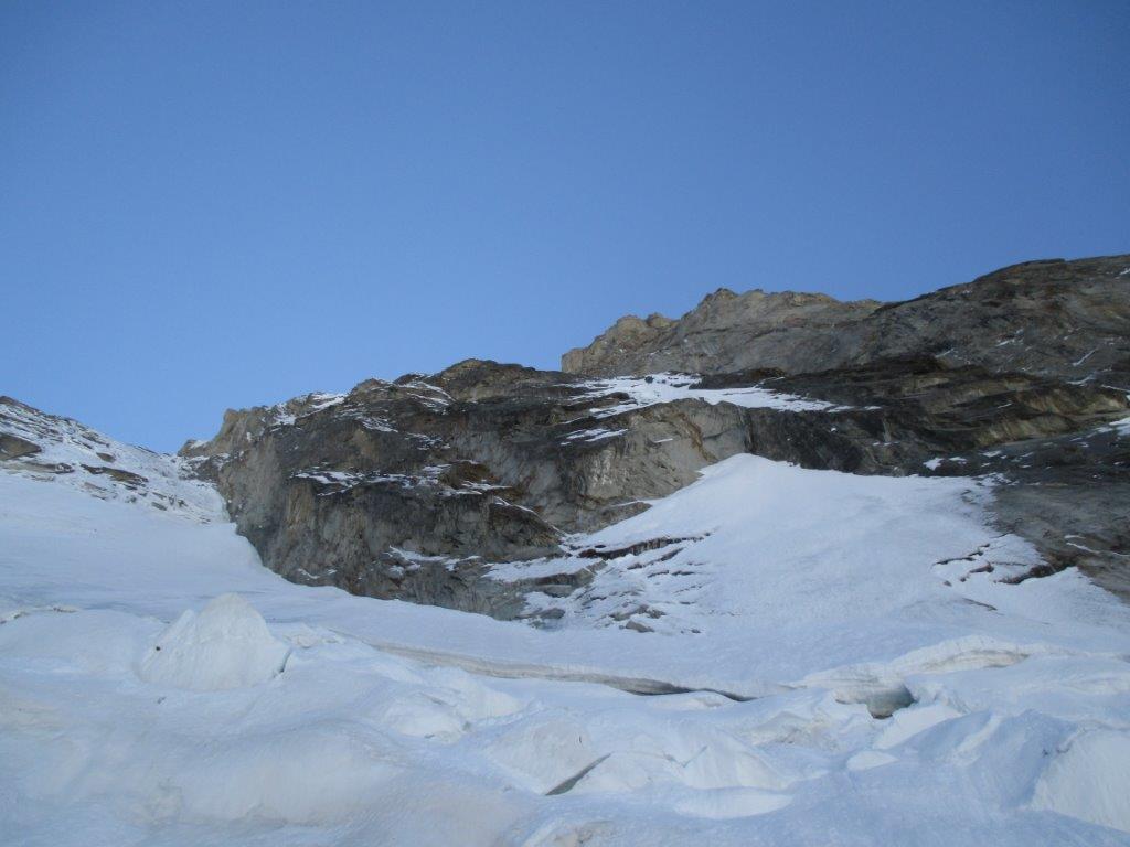 Insieme della via che segue il bordo roccioso inferiore