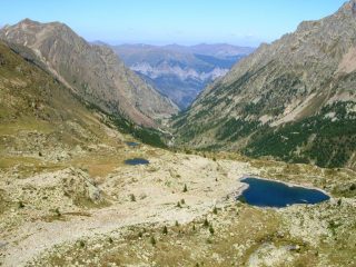 lago s.anna dalle cime. a sx del lago la falesia omonima