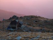 Il rifugio Vaccarone nelle prime luci dell'alba
