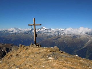 croce di vetta e dietro l'oberland