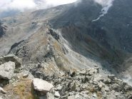 La depressione vista da poco più a monte. In basso a dx il laghetto da cui inizia la salita del pendio erboso
