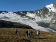 in salita sullo sfondo la Grande Sassiere