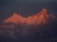 I primi raggi illuminano il Taschorn e il Dom