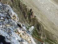 dalla cima s'intravvede il Bivacco Enrico e Mario appena sotto il colle