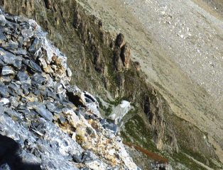 dalla cima s'intravvede il Bivacco Enrico e Mario appena sotto il colle