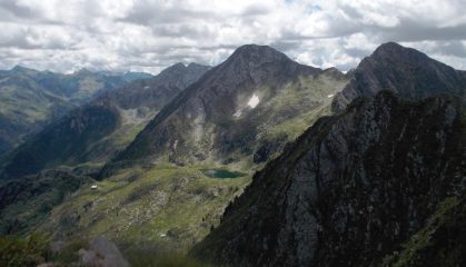 Il Pizzo Gerlo sulla dx, il Pizzo Seleron sulla sx e il lago della Bernasca visti dalla cima del Pizzo Presio
