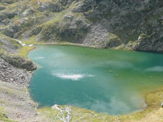 Lago Bianco, sulla sinistra è visibile il dosso da scavalcare (andata e ritorno)
