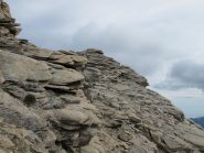 Arrivo in cresta nei pressi di un torrione a dx della vetta 