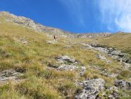 Risalendo il pendio erboso a lato del rio in secca
