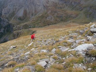 In discesa dalla Fea Nera puntando al pianoro erboso