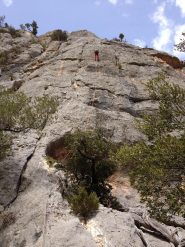 La via si svolge sulla fessura a sinistra della calata
