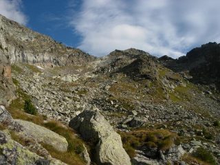 Al centro la depressione Vlou-Voghel con il valloncello da risalire