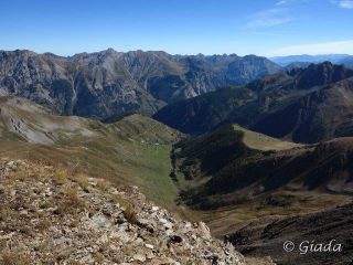 Ferrere e a destra i prati dove si scende dalla dorsale della Serra del Bal visti dal Pe Brun