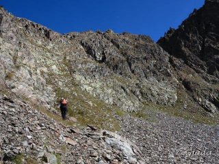 La crestina con a destra, sopra la testa di Carla, il Passo di Gorgion Lungo, noi siamo saliti un pò a destra del passo guardando la foto