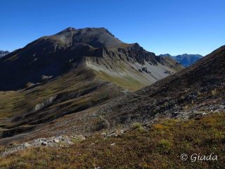 Bassa di Colombart e cima della Lose viste salendo sulla dorsale di confine