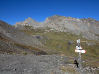 Bassa di Colombart e sullo sfondo Rocca dei Tre Vescovi e Enciastraie