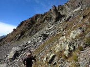 La discesa dalla conca erbosa dove finiscono gli ometti sulla conca pietrosa che porta al passo di Gorgion Lungo