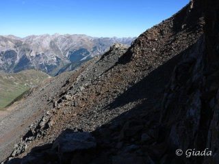 L'esposto e ripido traverso su sfasciumi verso la Rocca Reis