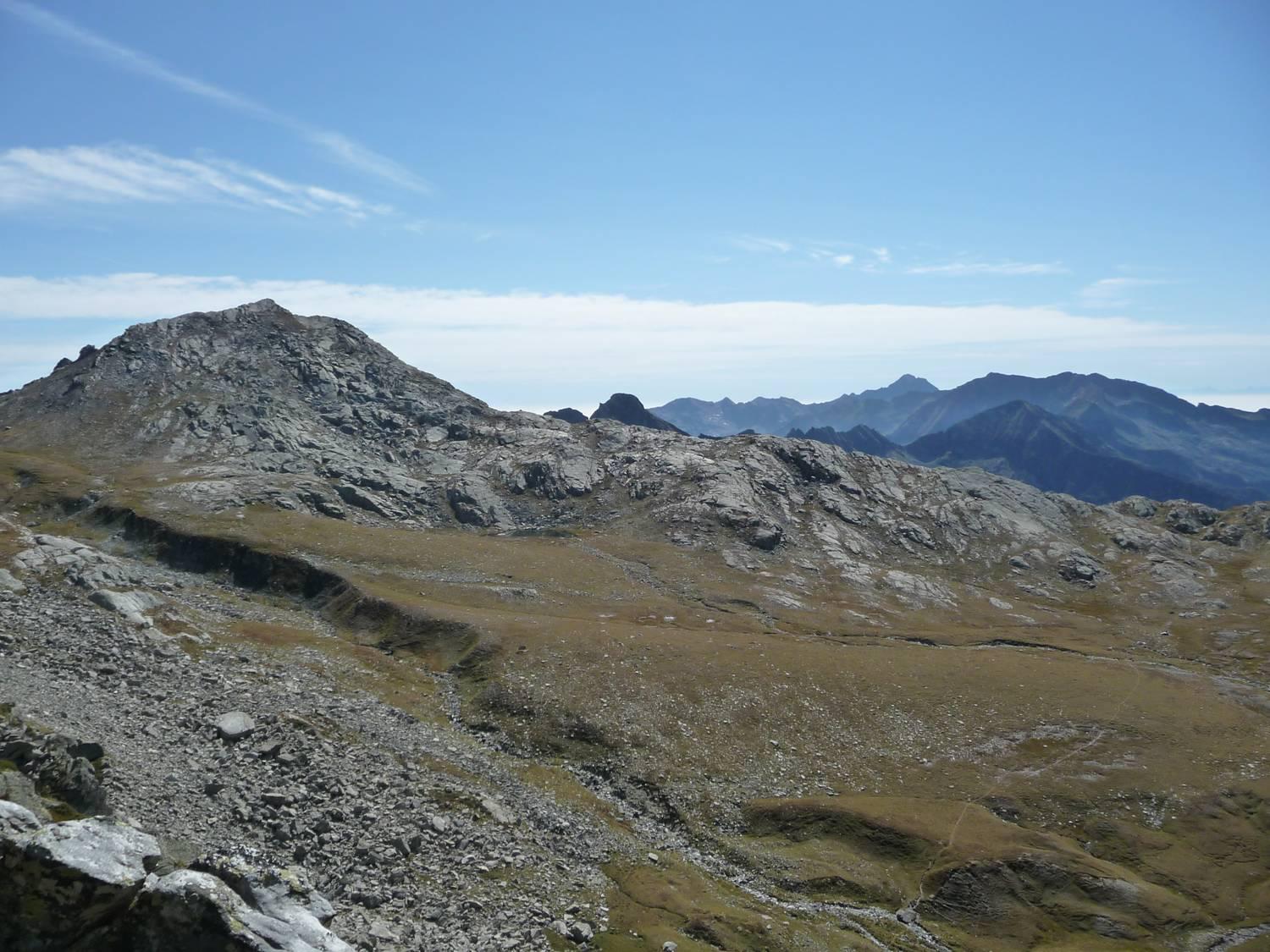 Punta Lazoney (a sin) e colle omonimo dal Passo del Maccagno