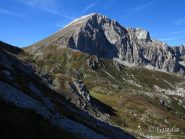 La severa parete nord del Mongioie e il percorso a sinistra