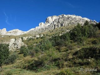 Salendo uno sguardo verso Colme e Mongioie