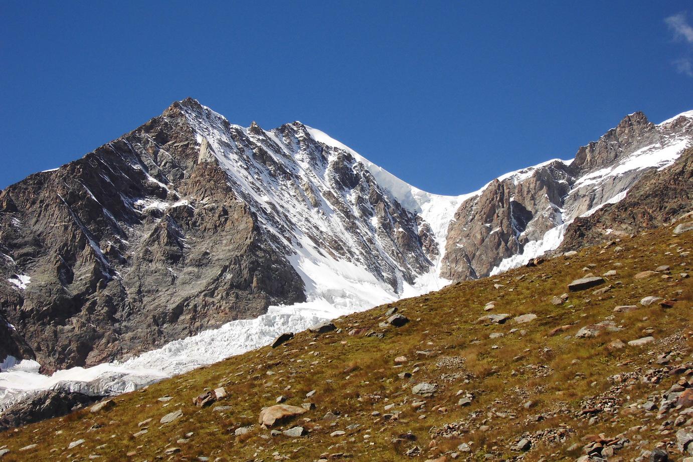 Punta Giordani e Vincent risalendo la morena erbosa alle spalle del rifugio Barba e Ferrero