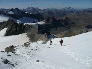 Nevaio sotto la cima e panorama verso la Francia, a sinistra svetta aguzza la Piccola Ciamarella