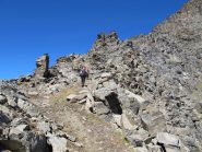 Dal colle inizialmente si prosegue sulla strada di caccia 