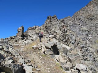 Dal colle inizialmente si prosegue sulla strada di caccia 