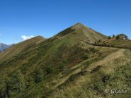 Crinale verso il Frontè, si sale sulla dorsale a destra del sentiero che si vede nella foto