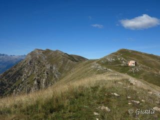 Sul crinale verso il Frontè, il rifugio Sanremo