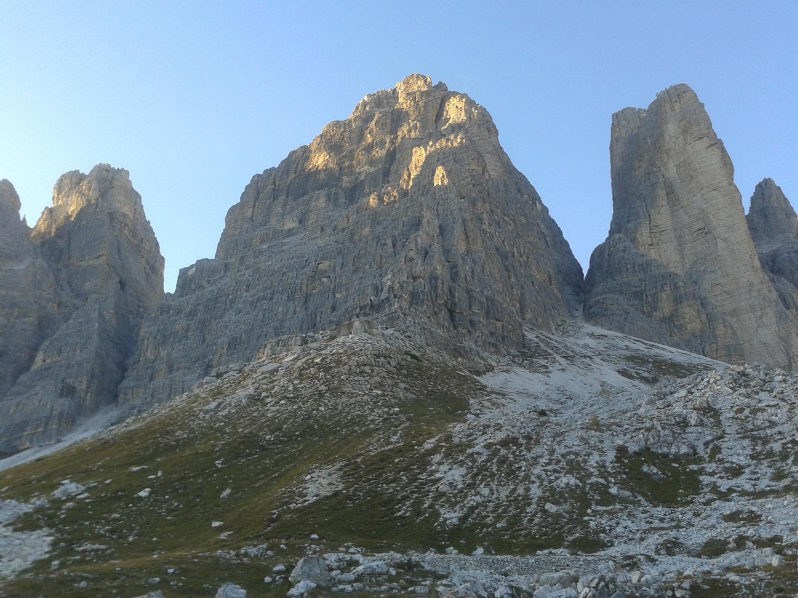 Vista dal basso della forcella tra Cima Grande e Piccola (dove si trova l'attacco della via)