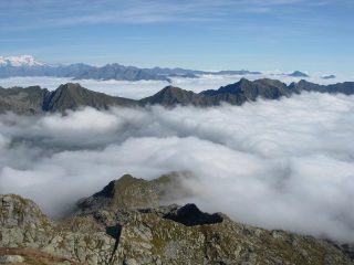 Mare di nubi su valli e pianura