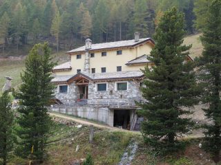 Il rifugio in costruzione a La Servaz