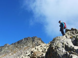 Paolo sulla dorsale con dietro la cima