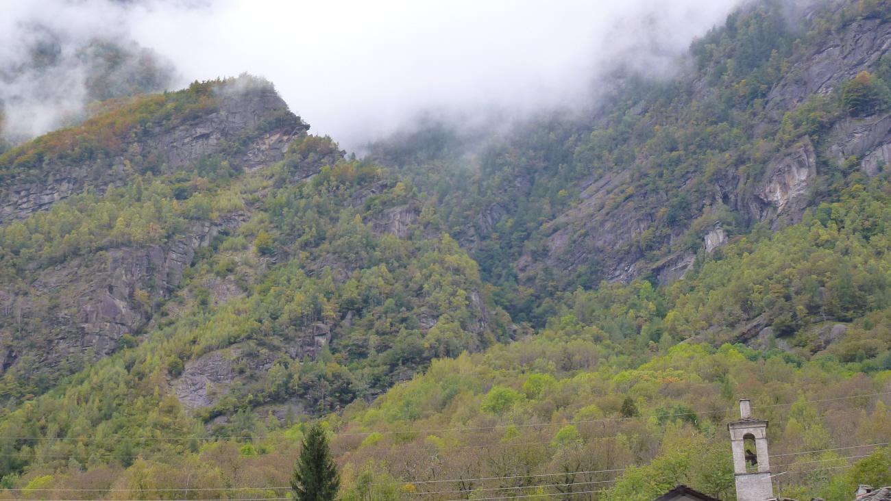 oltre il campanile il Vallone del Lavenca