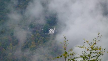 sull'altro versante ecco apparire il Santuario di St. Anna dei Meinardi