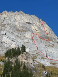 Iil Rosenboden con il tracciato della Via. In tratteggio l'accesso per la cengia.