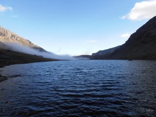 14 - in riva al Lac des Savines, nuvole che arrivano dal Col Clapier