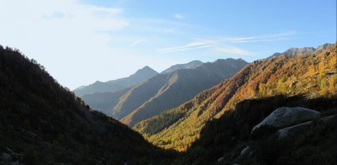 panorama sulla valle salendo verso l'alpe Anval