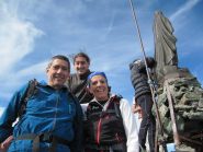 brevi arrampicate (proteggibili con numerosi spit nei punti chiave) e giungiamo i vetta