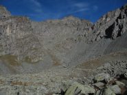 vista della vetta; si transita nei pressi della casermetta e poi, a sinistra, il sentiero conduce al colle Luisas