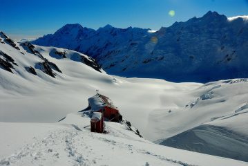 la Tasman Saddle Hut, in posizione panoramica sull'alto Tasman Glacier