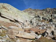 Risalendo le rocce montonate in mezzo al vallone