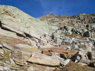 Risalendo le rocce montonate in mezzo al vallone